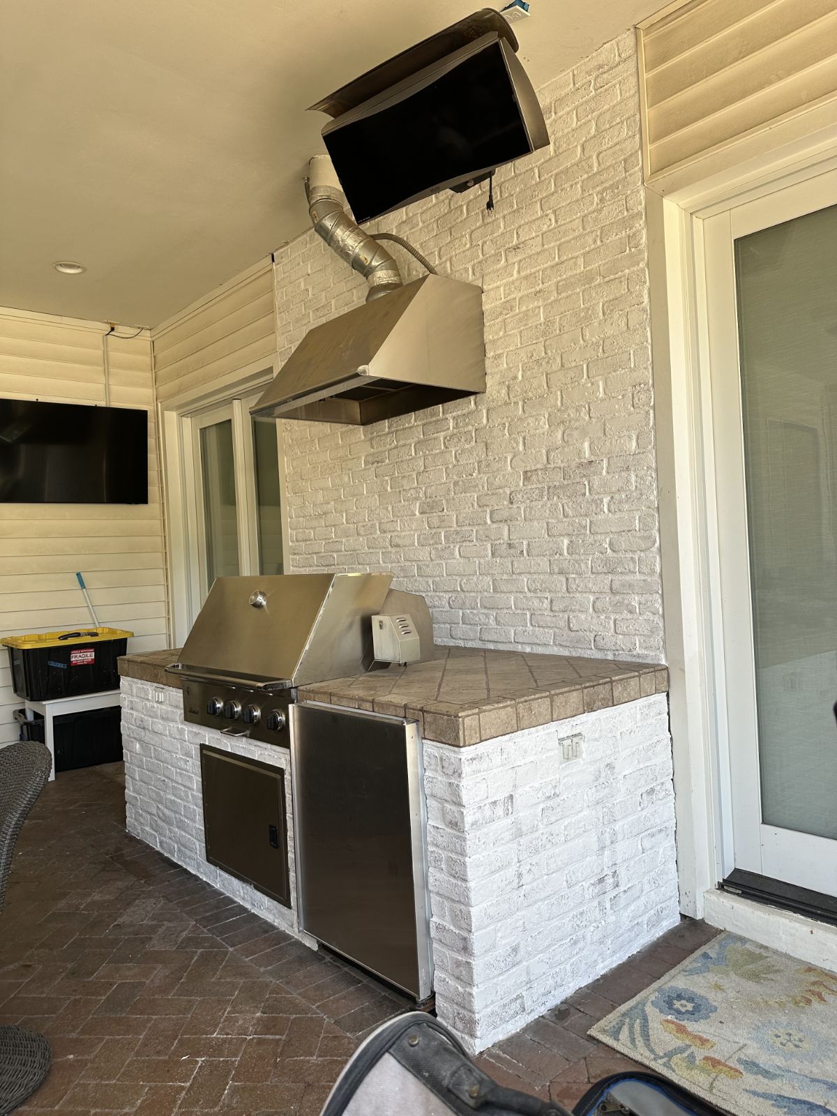 Exterior limewash on brick outdoor kitchen in the Phoenix East Valley